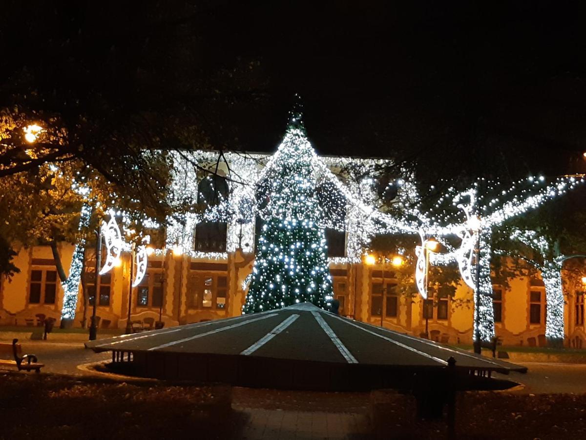 Kossuth Apartman Boedapest Buitenkant foto